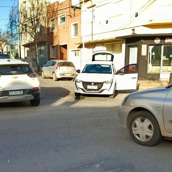 Tras el impacto, personal policial acudió al lugar y constató la colisión, mientras que también se solicitó la presencia de una ambulancia del Same.