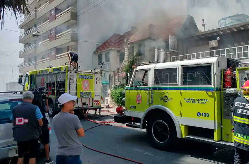 Incendio en la Perla: rescatan a una mujer de 80 años y su perro