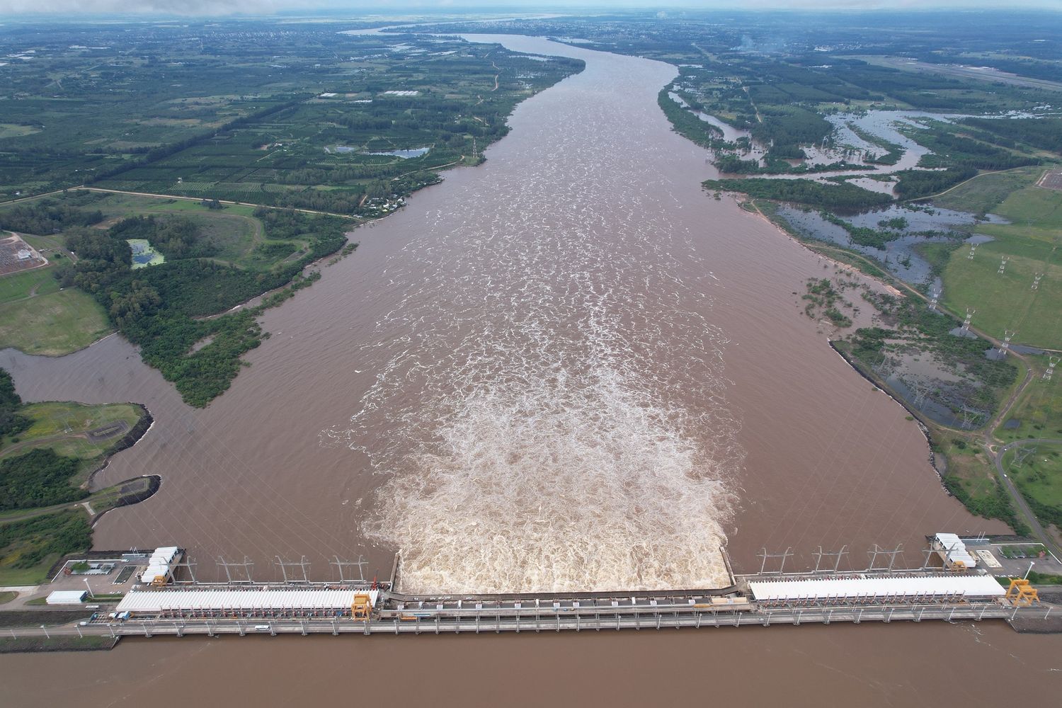 Salto Grande, atenúa la tercera onda de crecida en el río Uruguay