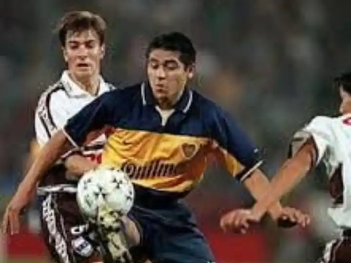 El gran Formidable marcando a Juan Román Riquelme.