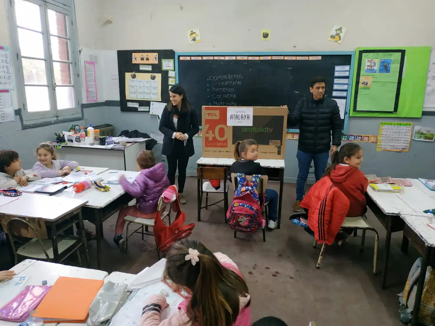 Gestos solidarios para destacar: la empresa ATALAYA S.A. donó un Smart TV a la Escuela Primaria N°5