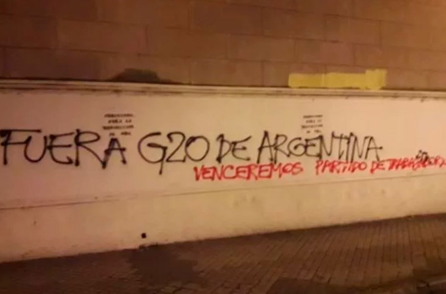 Pintadas en la catedral rosarina en contra del G20: dos detenidos