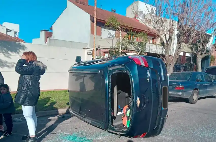 Choque y vuelco en Güemes y Laprida