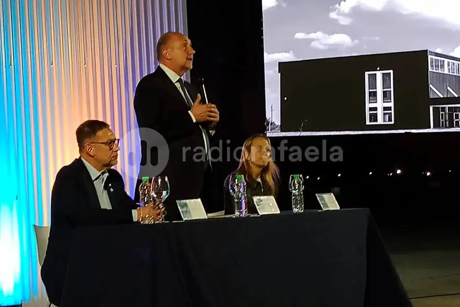 El gobernador Omar Perotti autor de la Ley que crea la Universidad Nacional de Rafaela en la inauguración del nuevo edificio