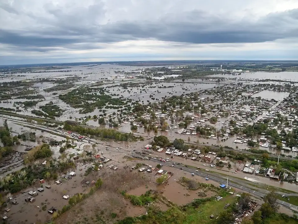 “Fue un evento climático inusual, en algunos municipios llegaron a caer 400 milímetros”, sintetizó el ministro de Gobierno bonaerense, Carlos Bianco.