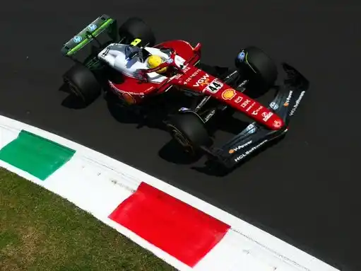 Hamilton con Ferrari, el más rápido en la PL1 en Monza.