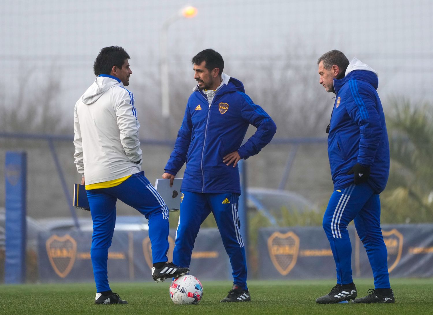 El tridente técnico de Boca ayer, en Ezeiza.