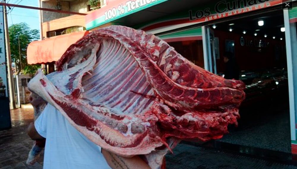 Trabajadores de la carne ya no trasladarán a mano la media res o cortes de más de 25 kilos