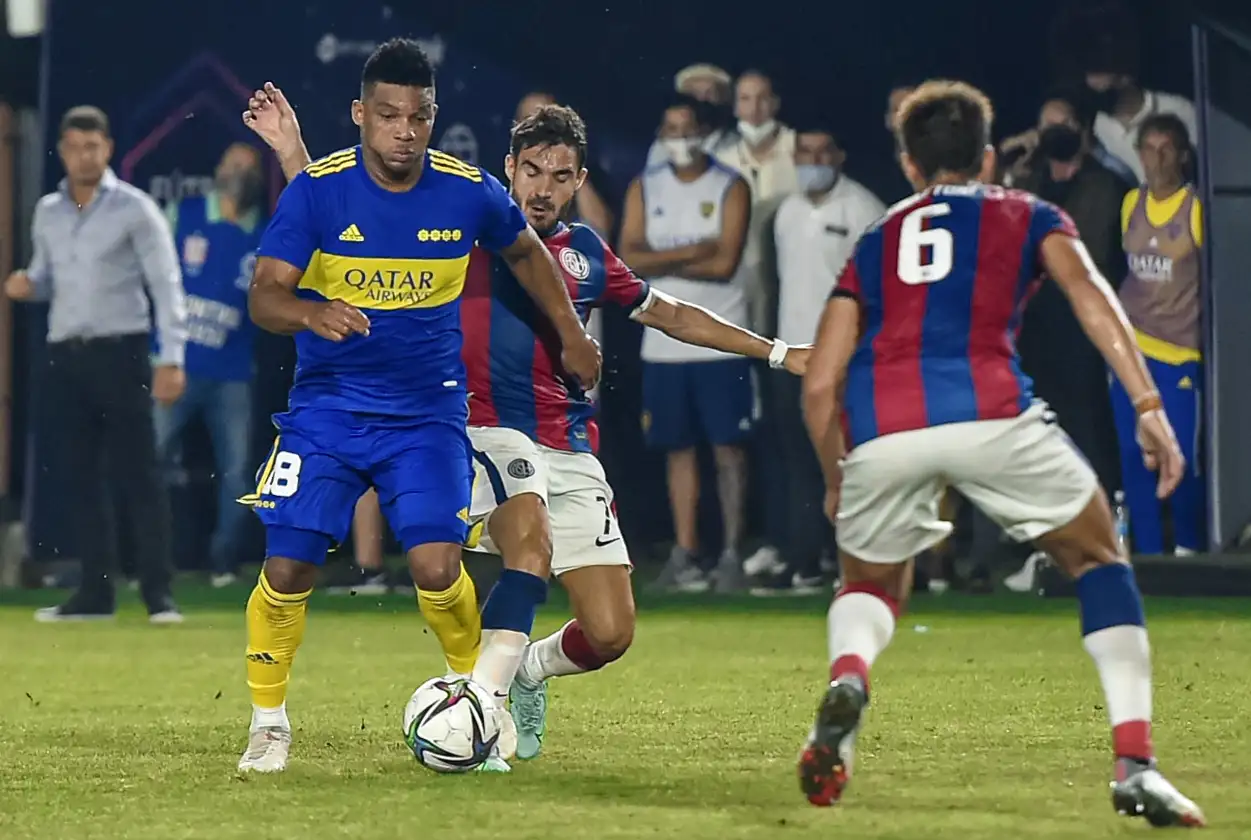 Una maniobra de Fabra en la noche platense.