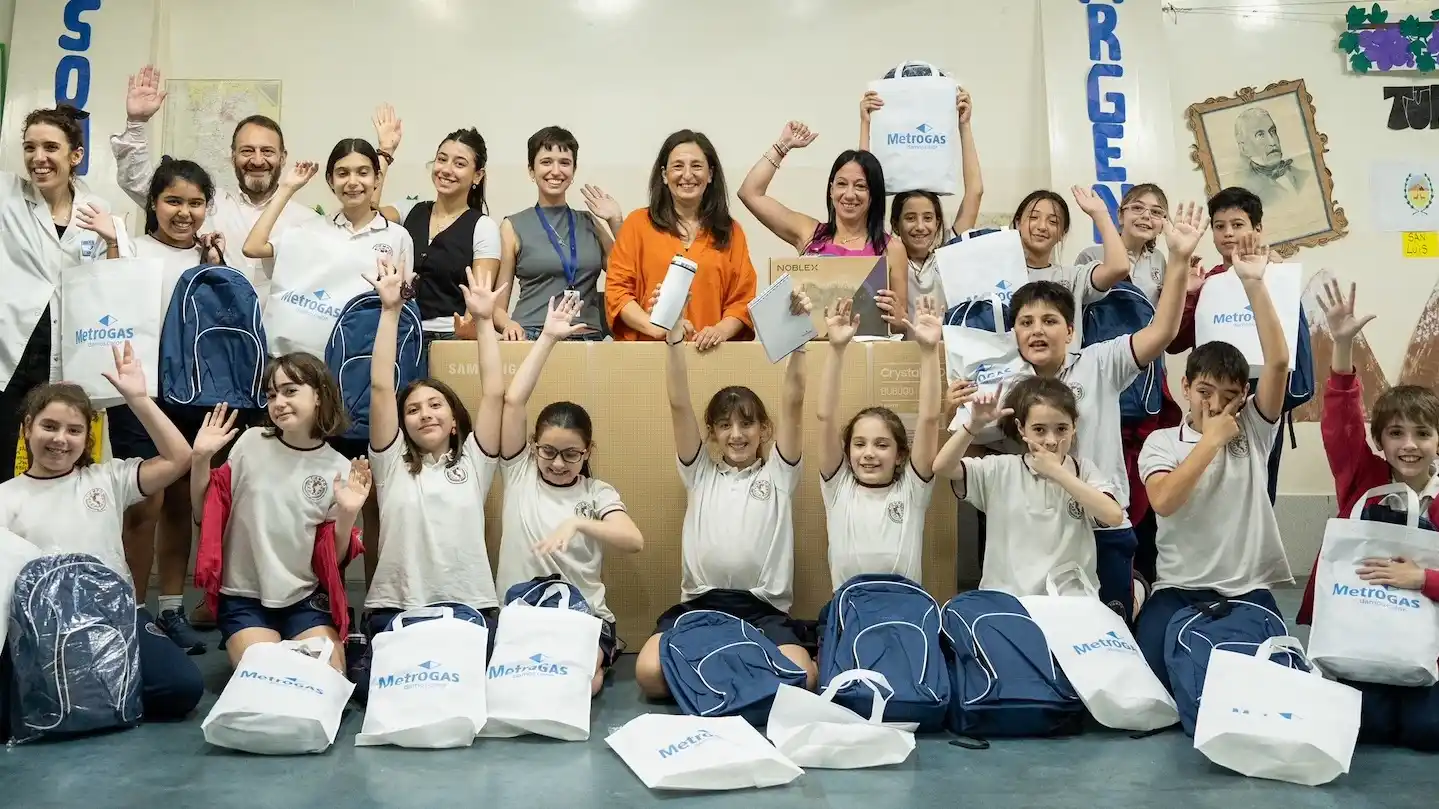 Alumnos de una escuela primaria reciben materiales educativos como parte del programa Hogar Cálido Hogar, impulsado por Metrogas para promover el uso seguro y responsable del gas natural desde la infancia.