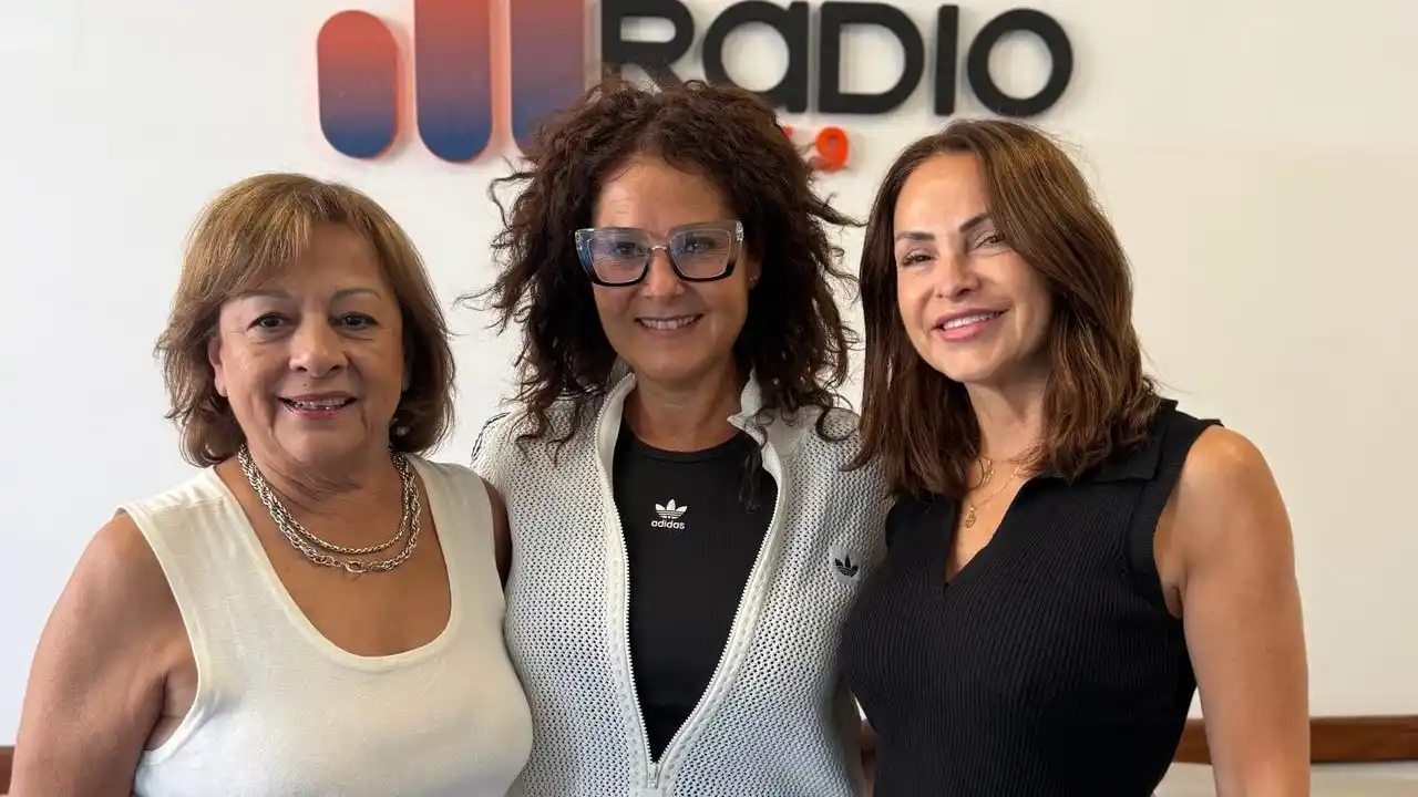Susana Soloa, junto a Julieta Ciccimarra y Maricel Maffioni, en los estudios de Ecos Radio