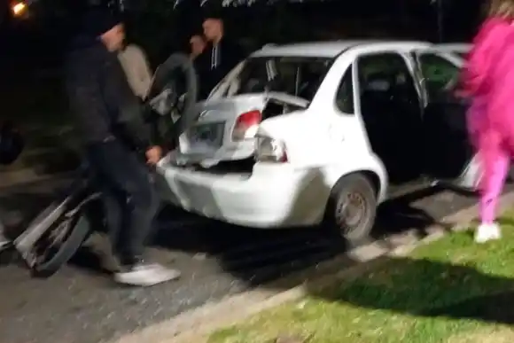 Iba "colgando la moto como un campeón" hasta que chocó contra un auto estacionado en una avenida de Paraná