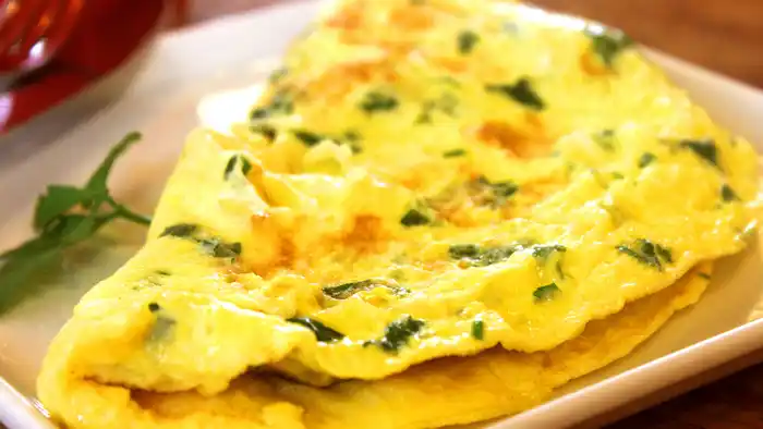 El omelet post entrenamiento ideal combina proteínas, vegetales y grasas saludables/ DeporteGlam