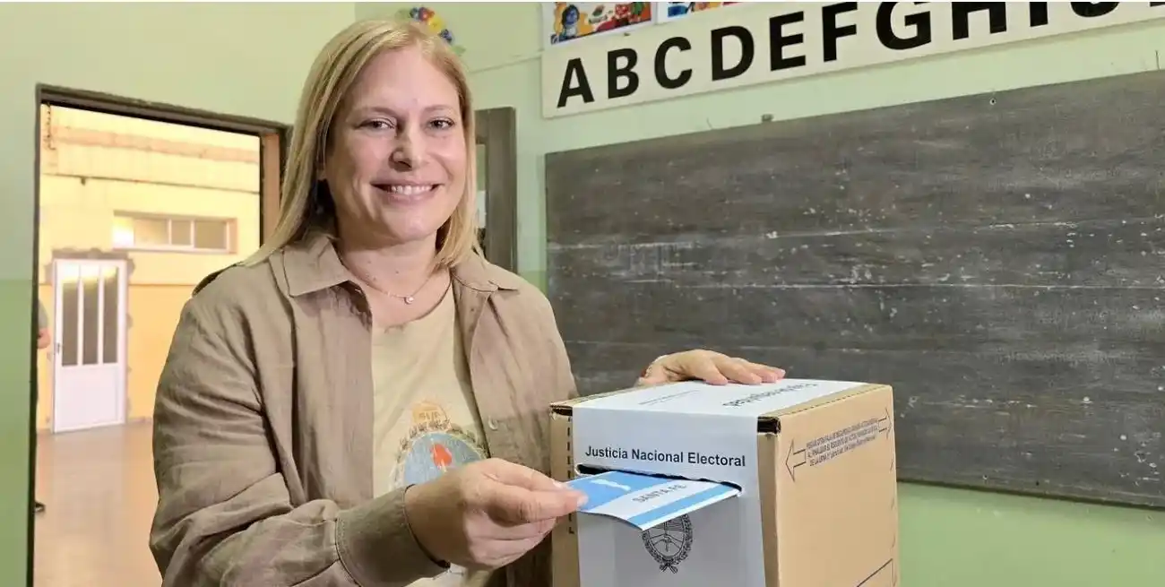Gisela Scaglia emitiendo su voto en la Escuela José Pedro de Gálvez.
