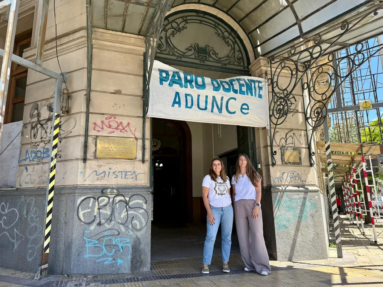 Fernanda y Romina, en el Rectorado. Dos docentes con su corazón en la Unicen.
