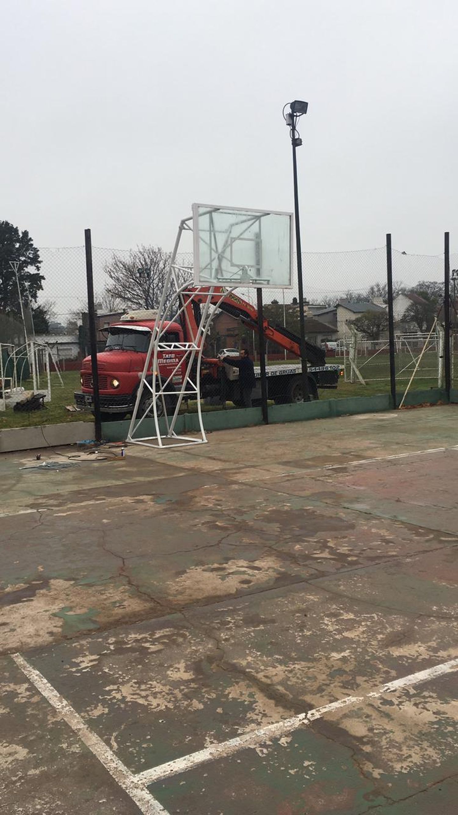 El básquetbol rojinegro reinstauró sus “jirafas”