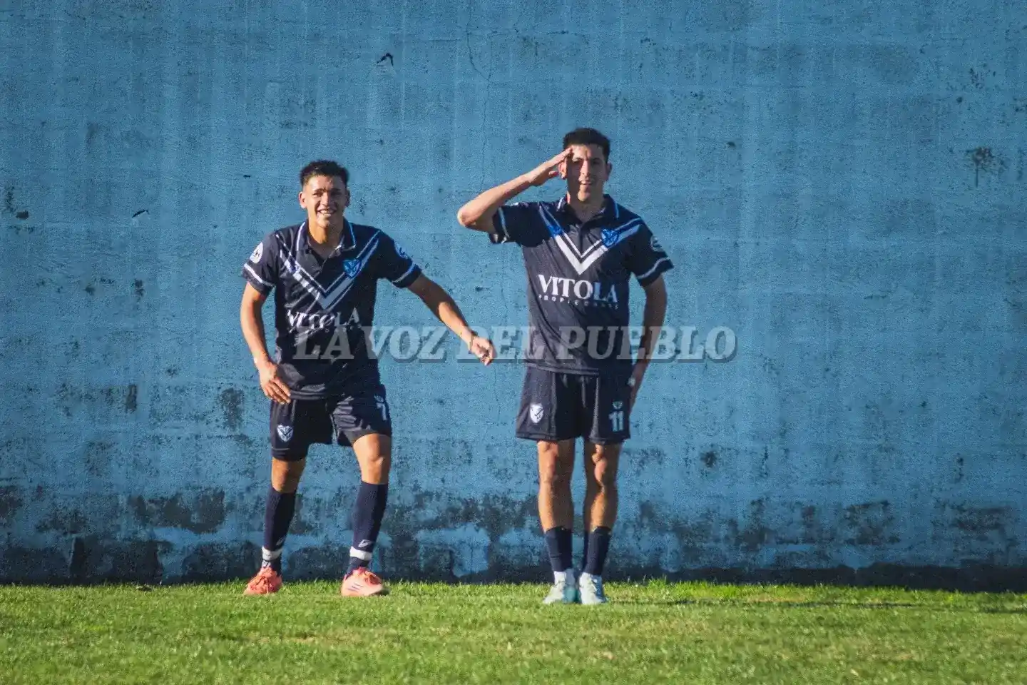 Cristian Varas autor del gol de la jornada, festeja su tanto acompañado de un sonriente Arevalos