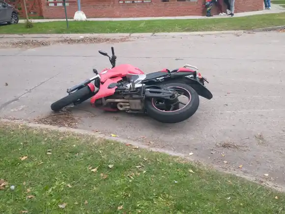 Trasladaron a un motociclista con politraumatismos varios tras chocar con un auto