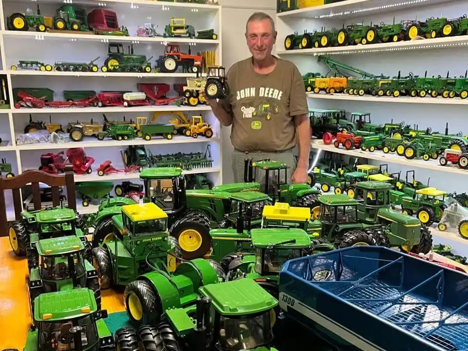 Cada modelo, cuidadosamente dispuesto, es una prueba tangible de su profundo afecto por la maquinaria agrícola y su gran fanatismo por John Deere, una marca que lo acompañó en su historia familiar por tres generaciones y lo sigue representando.