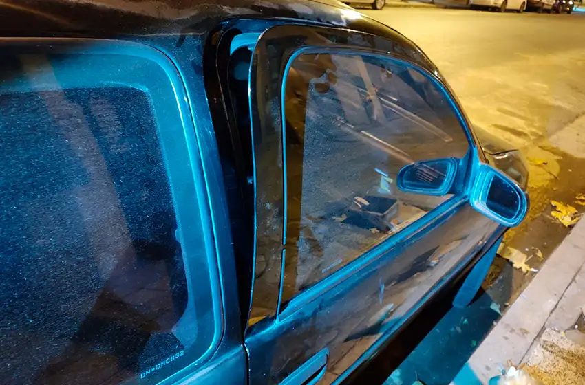 Violentó la puerta de un auto para robar los parlantes
