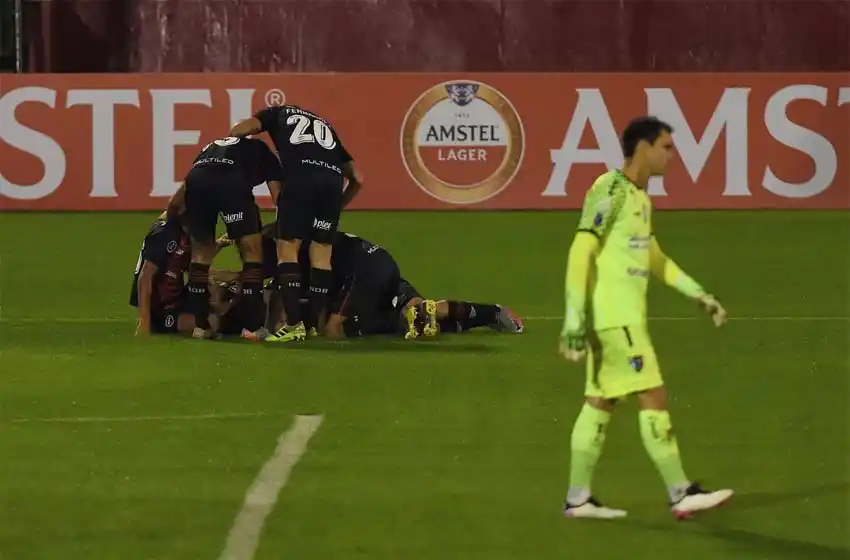 Newells venció con justicia a Palestino y quedó con una luz de esperanza para clasificar a octavos