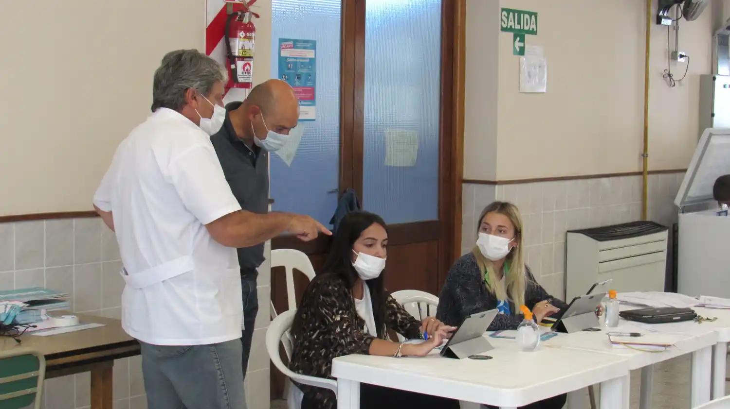 Reyes y Zorzano visitaron el vacunatorio de la Escuela Nº 21