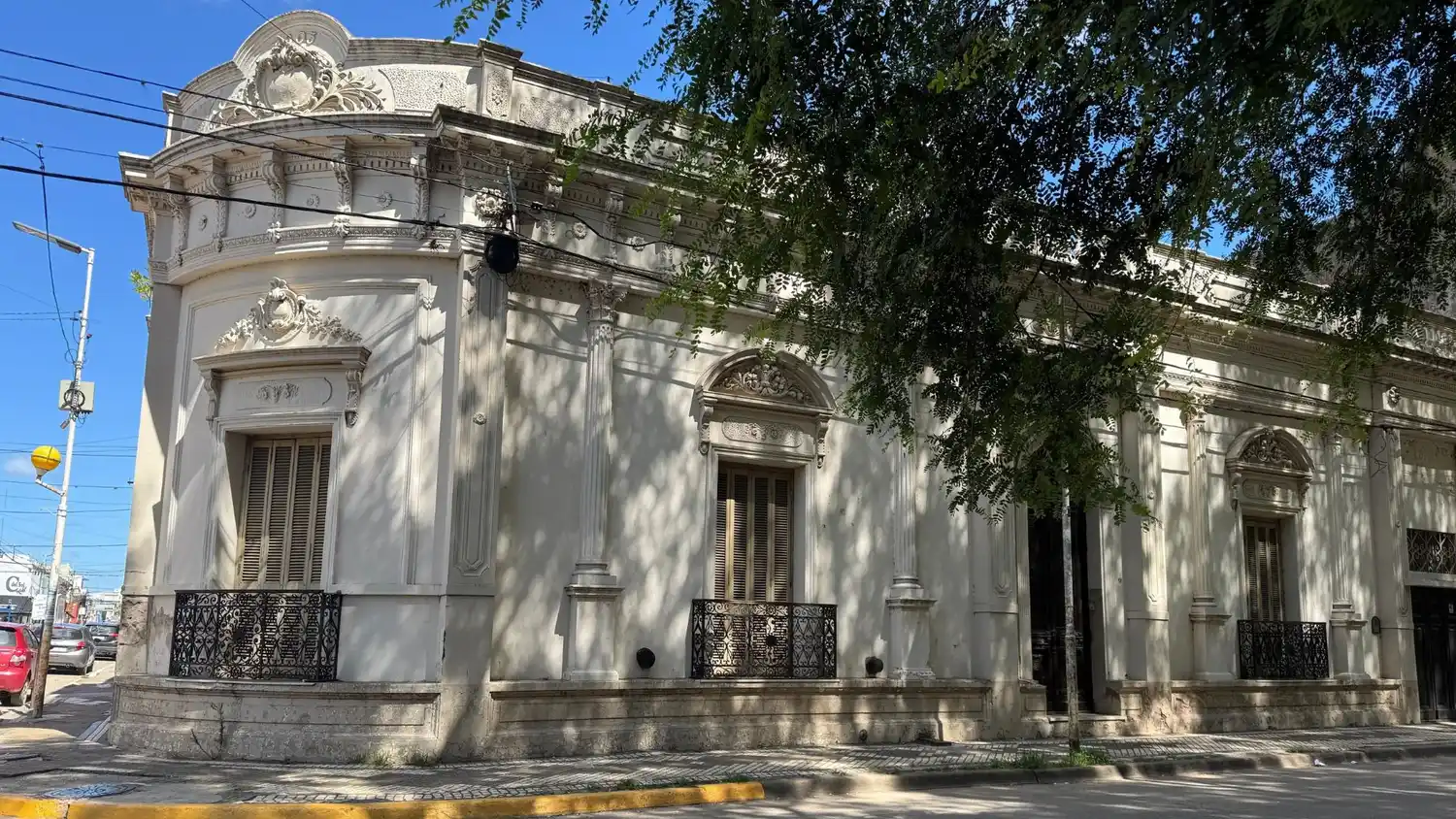 La casa de la familia Freixedes está situada dentro del casco histórico. Allí se pretende levantar tres pisos sobre la planta baja, preservando la fachada.