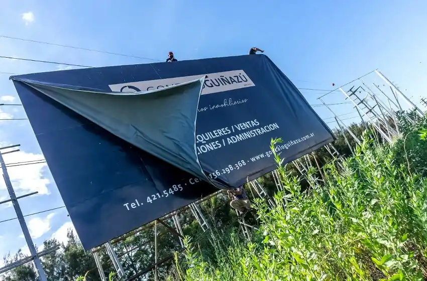 A pedido de las autoridades, se retiraron carteles publicitarios en las inmediaciones del Aeropuerto