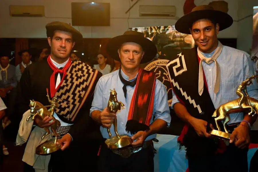 Diamante despidió su Festival Nacional de Jineteada con nuevos campeones y una noche a puro folclore