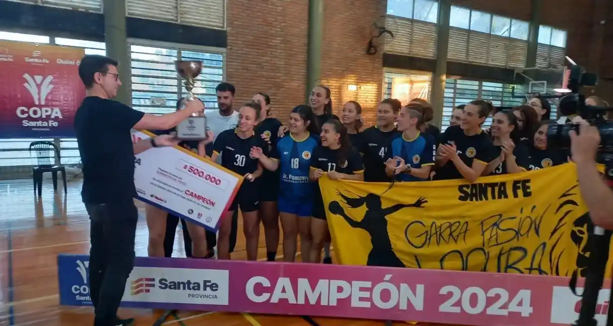 La Copa de las mujeres. El momento que Daniel Di Lena, en nombre del Gobierno de la Provincia y Lotería de Santa Fe, entrega la Copa a las chicas de Il Peretz de esta capital. Foto: Gentileza Santa Fe Producciones/Mario Bossi