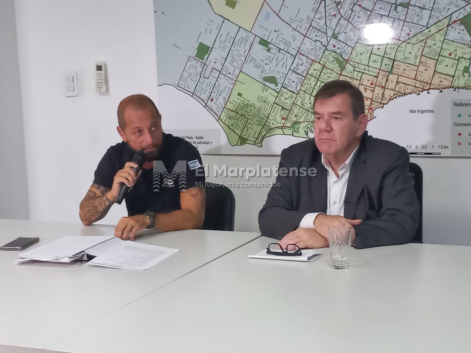 El secretario de Seguridad y el intendente de General Pueyrredón en una conferencia de prensa.