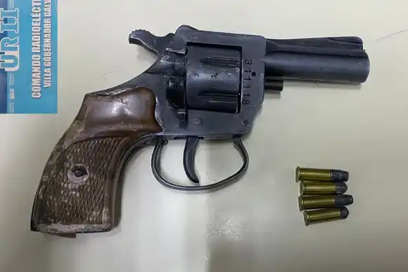 Descubrieron a dos adolescentes de 14 y 16 años tratando de robar en la calle con un revólver