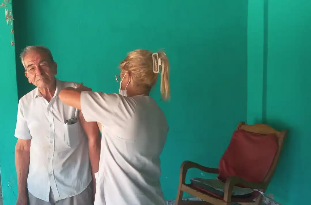 Mojón de Fierro: adultos mayores recibieron la vacuna antigripal en sus casas