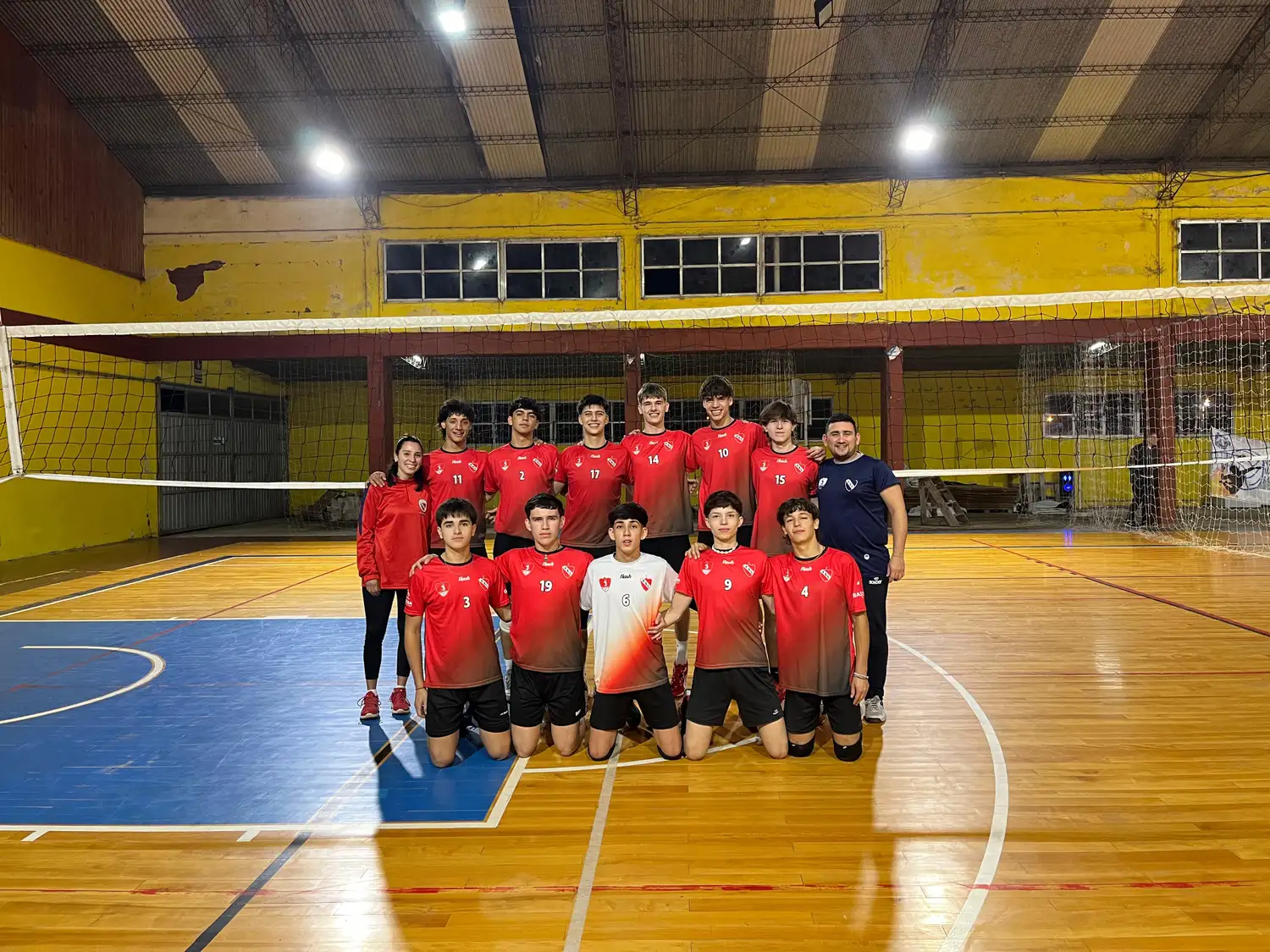 El plantel Sub 18 de Independiente en Baso.
