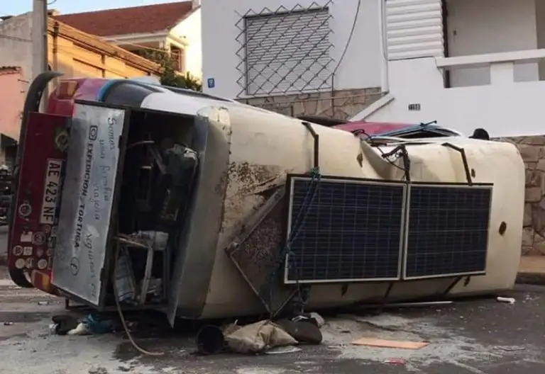 Son catamarqueños, recorrían Sudamérica en una combi y los atropelló un colectivo en Paraguay