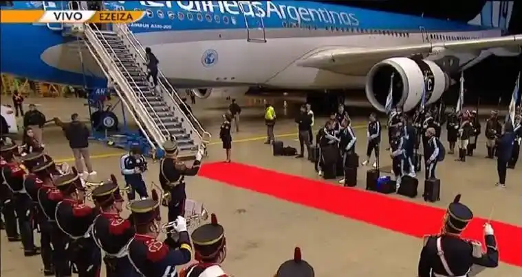 El capitán viajó primero a Miami y llegaría este martes a Rosario a bordo de un avión privado.