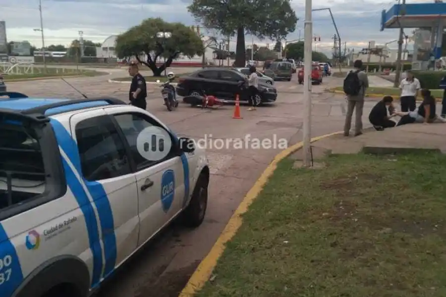 Motociclista sin lesiones al impactar contra un auto: llevaba casco