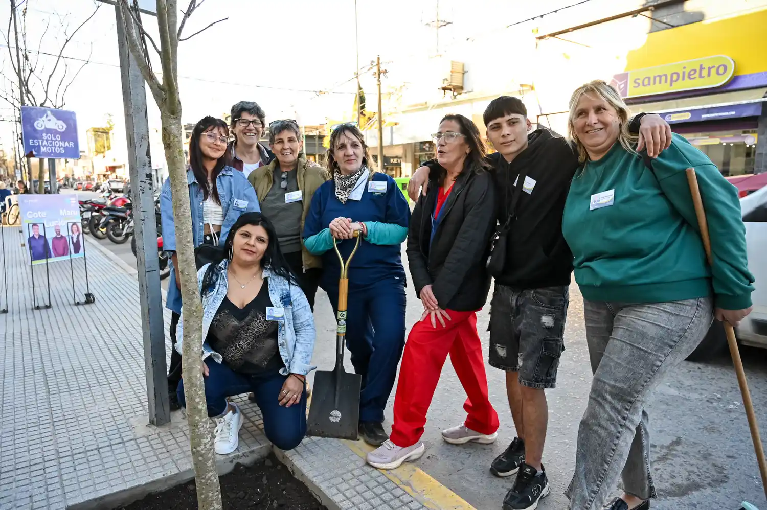 La Municipalidad inició la plantación de catalpas en la calle principal del centro comercial