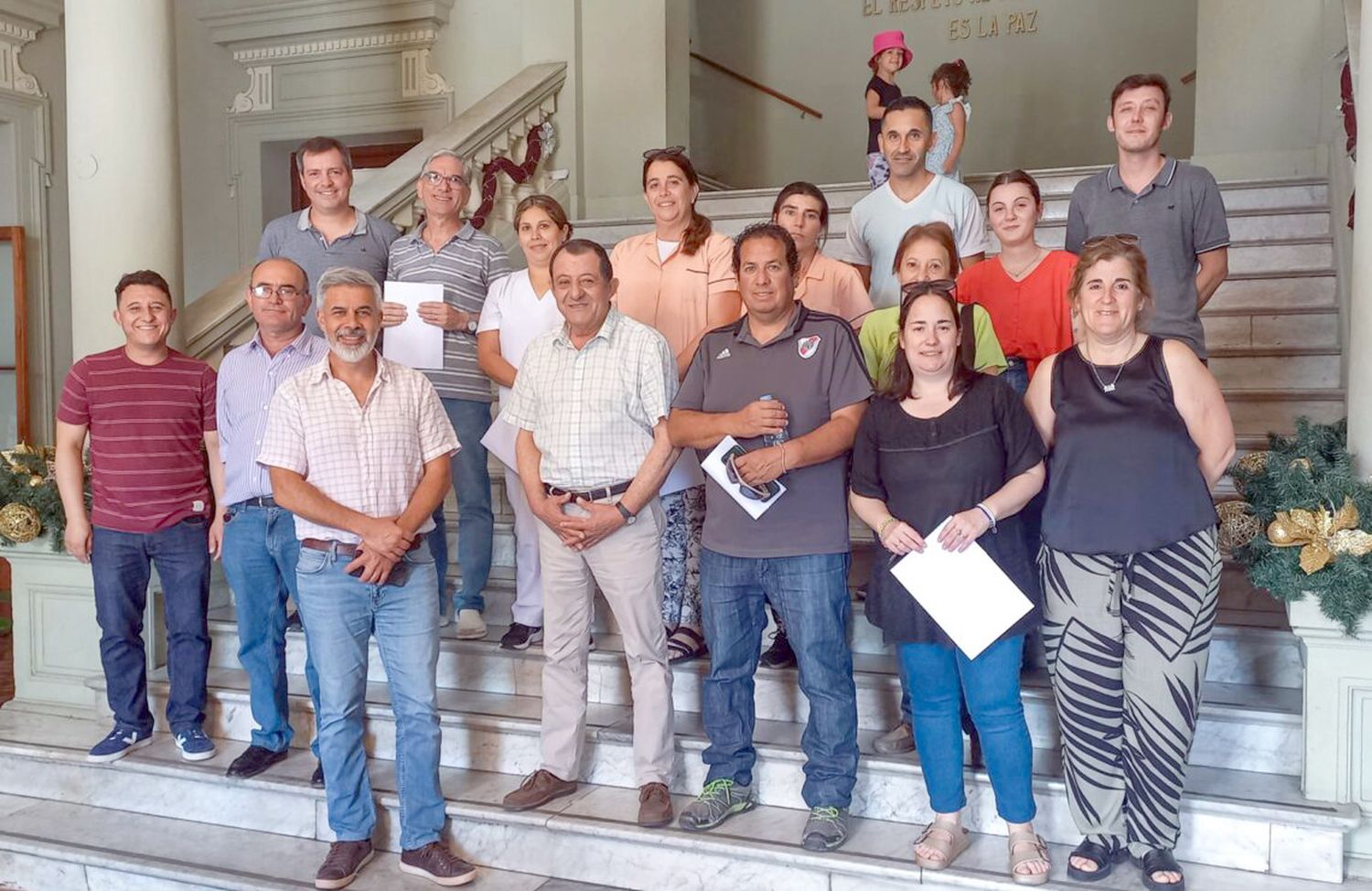 Apoyo. El intendente Marini con referentes de instituciones
