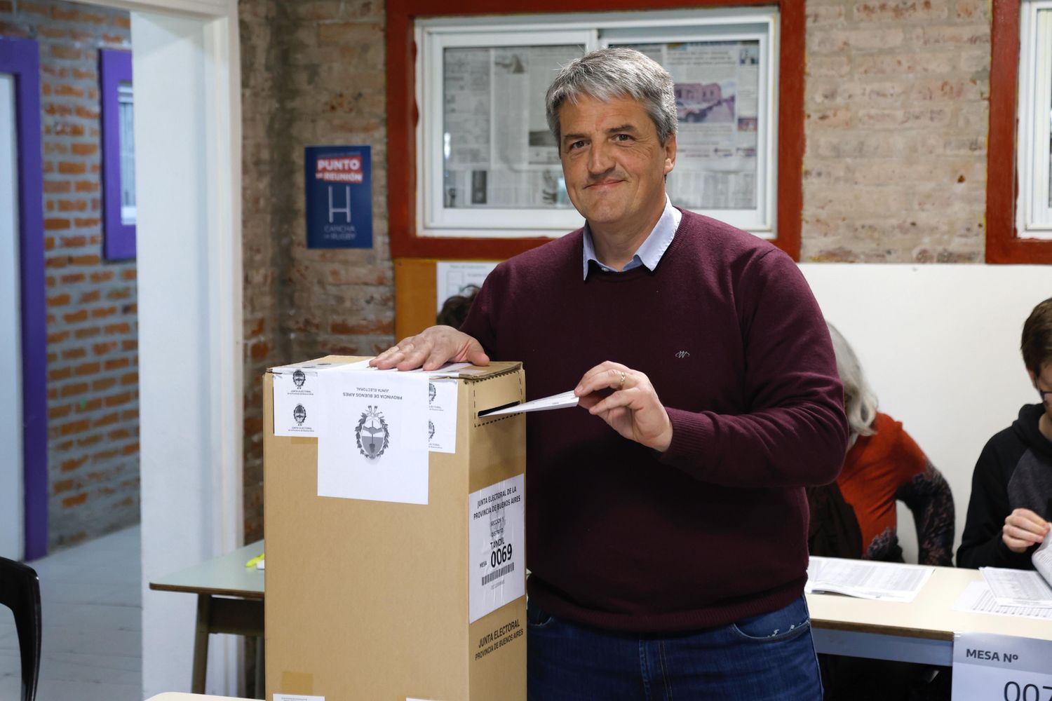 Marcos Nicolini, primer concejal de Hechos, emitió su voto en el Colegio Santo Domingo en la Sierra.