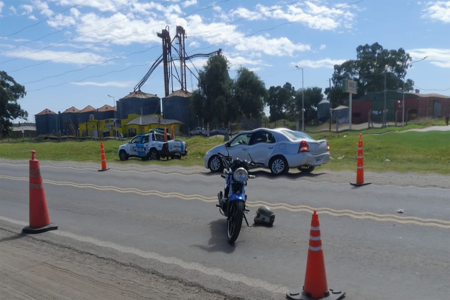 Una camioneta embistió a una moto en la Ruta 226 y se dio a la fuga