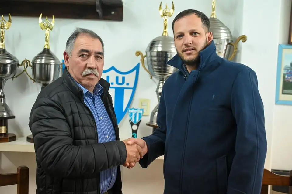 El instructor de equitación José Luis Luna y el presidente de Juventud Unida, Cristhian Gómez.