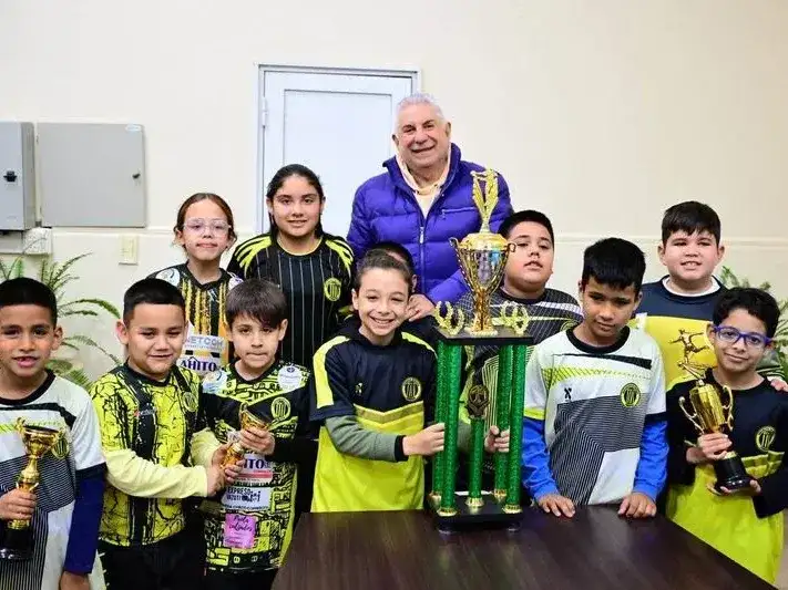 El intendente recibió a jugadores
de la Escuelita del 2 de Abril