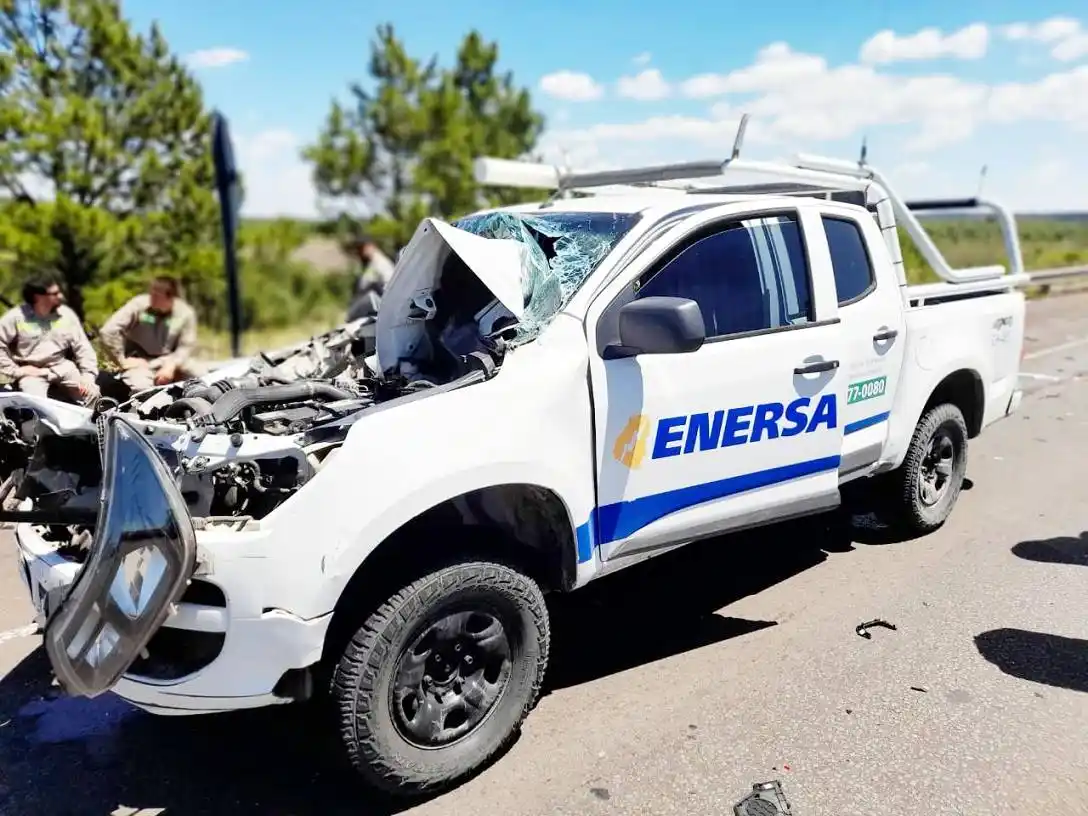 Una camioneta de ENERSA colisionó a un semirremolque en la autovía