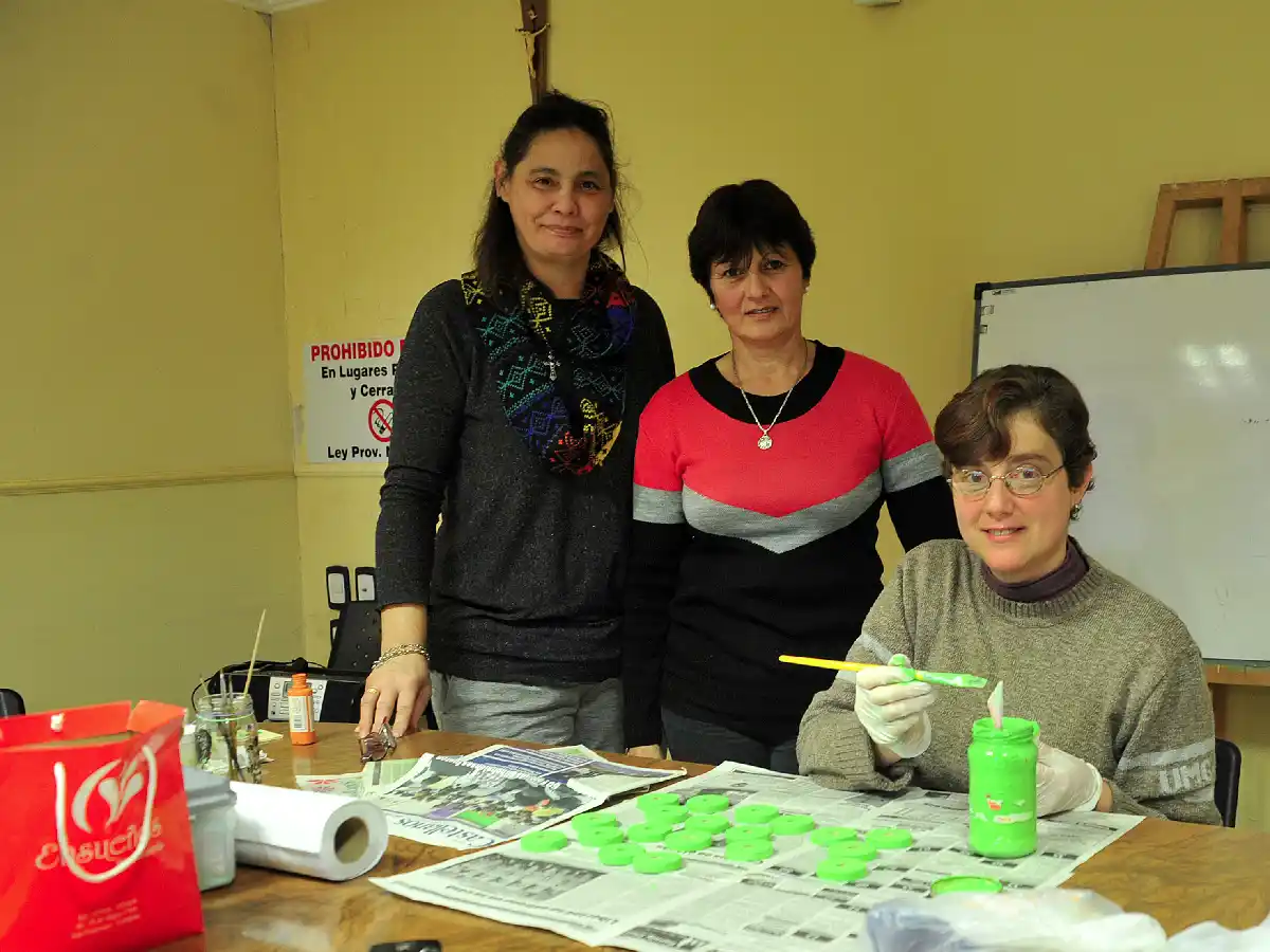  En tiempos de play, mujeres de Josefina  fabrican juegos didácticos de madera       