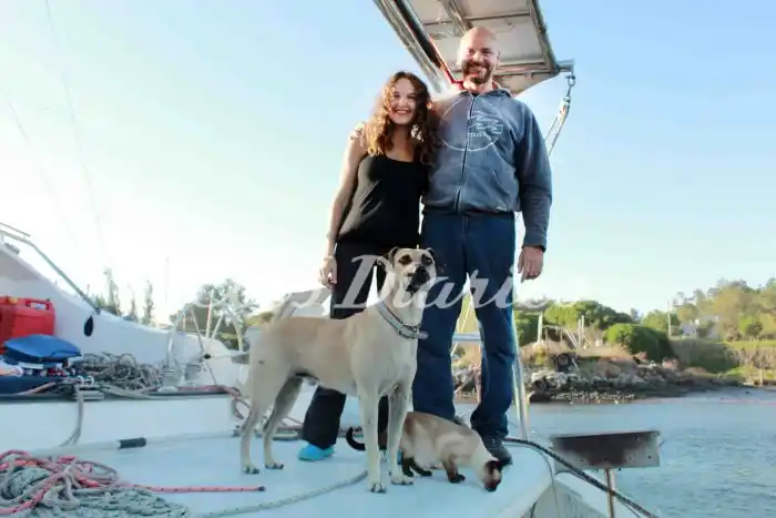 Recorren el mundo en catamarán