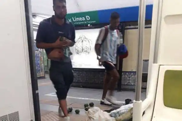 Interrumpen la línea C por violentísima pelea a los cuchillazos entre vendedores de paltas