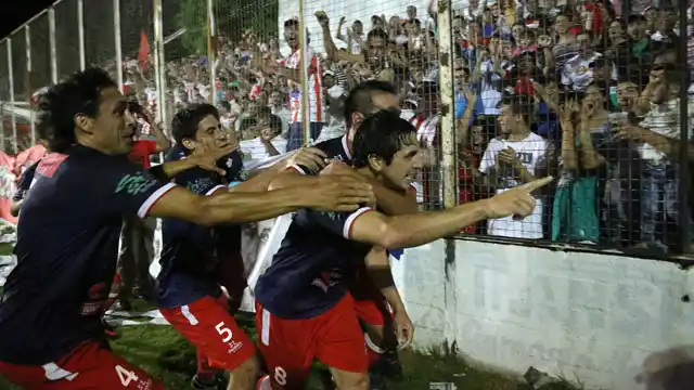 Atlético Paraná ganó y quedó a un paso del Nacional B