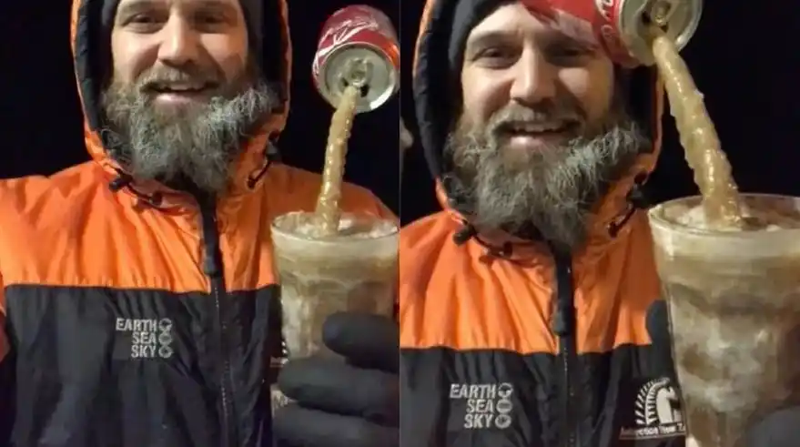 Un ingeniero muestra como en la Antártida una gaseosa se congela de inmediato