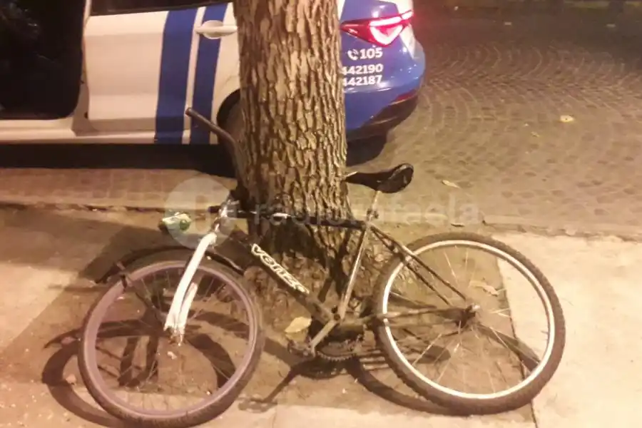 En pleno centro, encontraron una bicicleta tirada